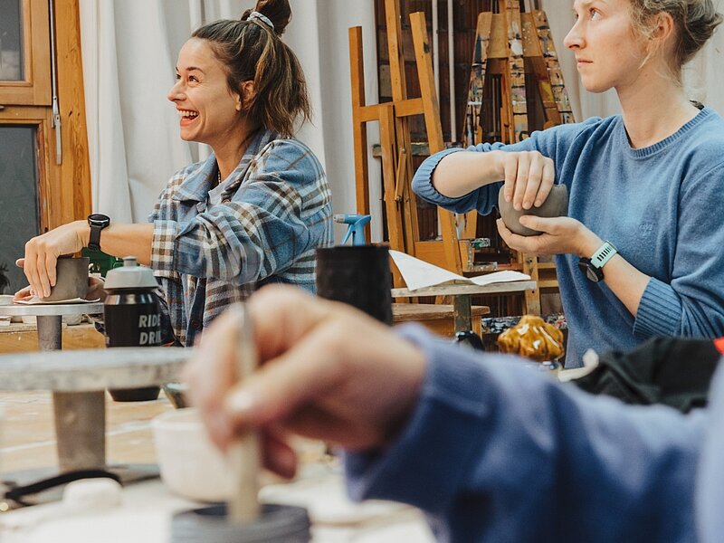 Einblick Töpferkurs, Teilnehmende formen mit Ton am Werktisch