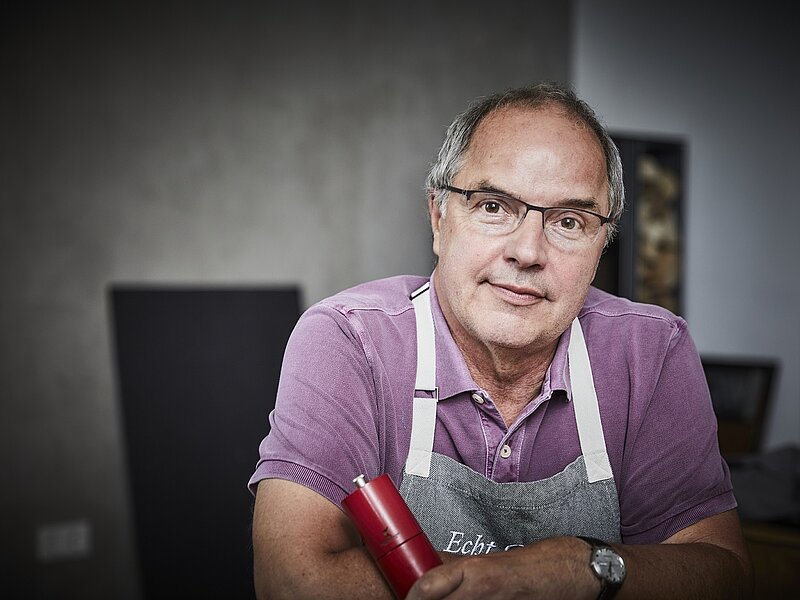 Helmut Gote mit Schürze im Kreativ-Haus