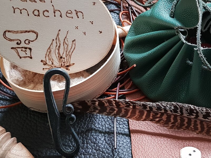 Holz- und Lederarbeiten aus Mittelalter Projekt Allerley Tanderadei in Jugendkustschule im Kreativ-Haus