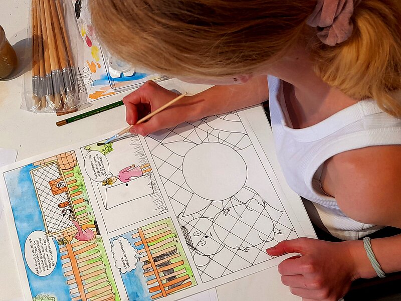 Mädchen zeichnet Comic in Comicwerkstatt in den Ferien in der Jugendkunstschule im Kreativ-Haus