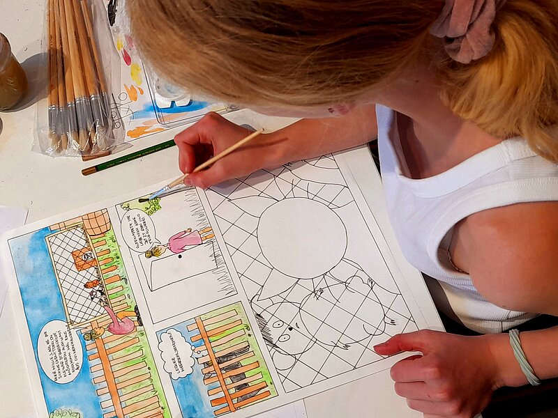 Mädchen zeichnet Comic in Comicwerkstatt in den Ferien in der Jugendkunstschule im Kreativ-Haus