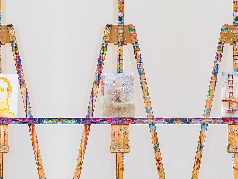 Drei Staffeleien mit Bildern aus Aquarellkurs im Kreativ-Haus