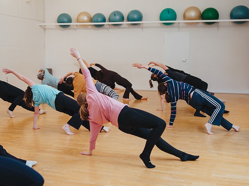 Tanzende Menschen im Kreativ-Haus
