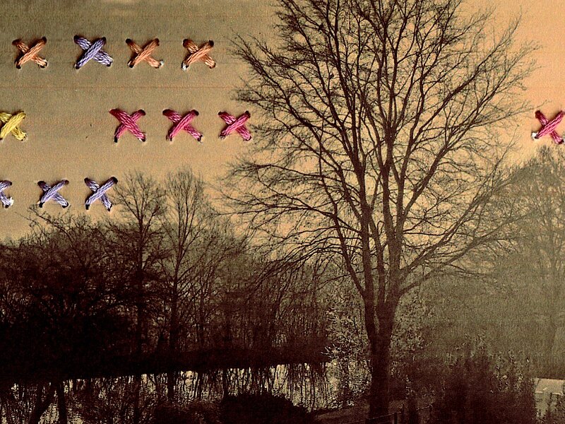 Foto mit Kreuzstichen bestickt. Ein Beispielmotiv für den Workshop Paper Stiching im Kreativ-Haus